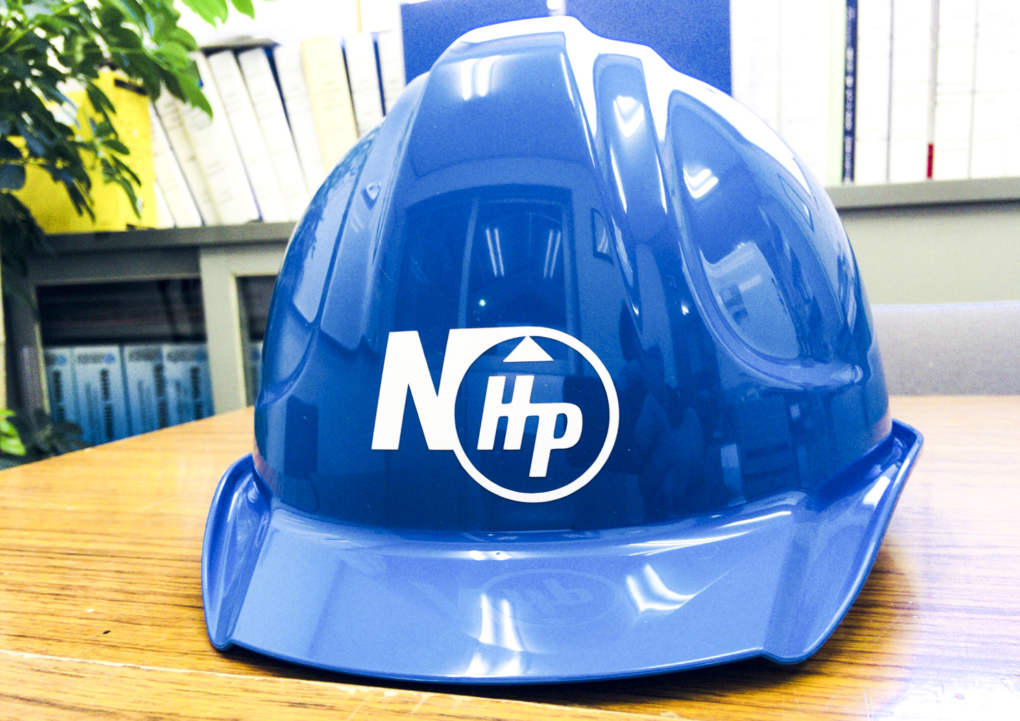 青色のヘルメットに貼られた白色のカッティングシート